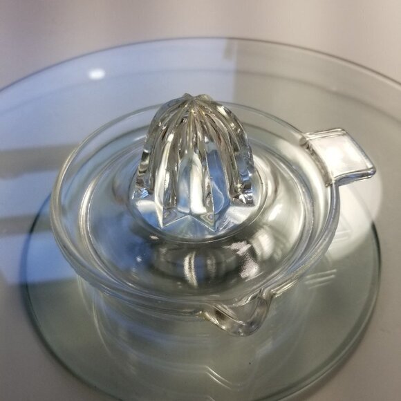 Vintage Juicer Reamer Small Clear Glass Flat Thumb Rest For Citrus Barware (L13) - Picture 1 of 12